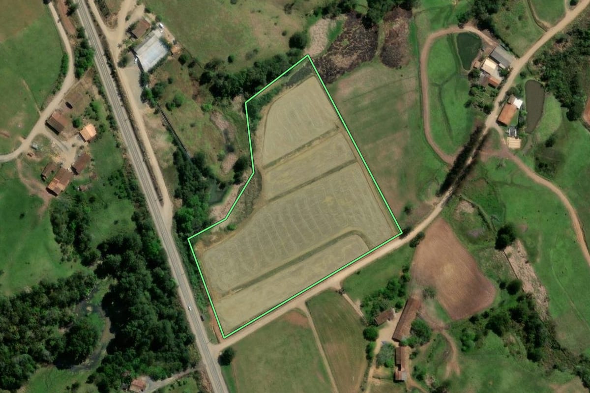 Imagem de satélite do imóvel rural em Taió (SC), com o contorno declarado no CAR desenhado por cima.