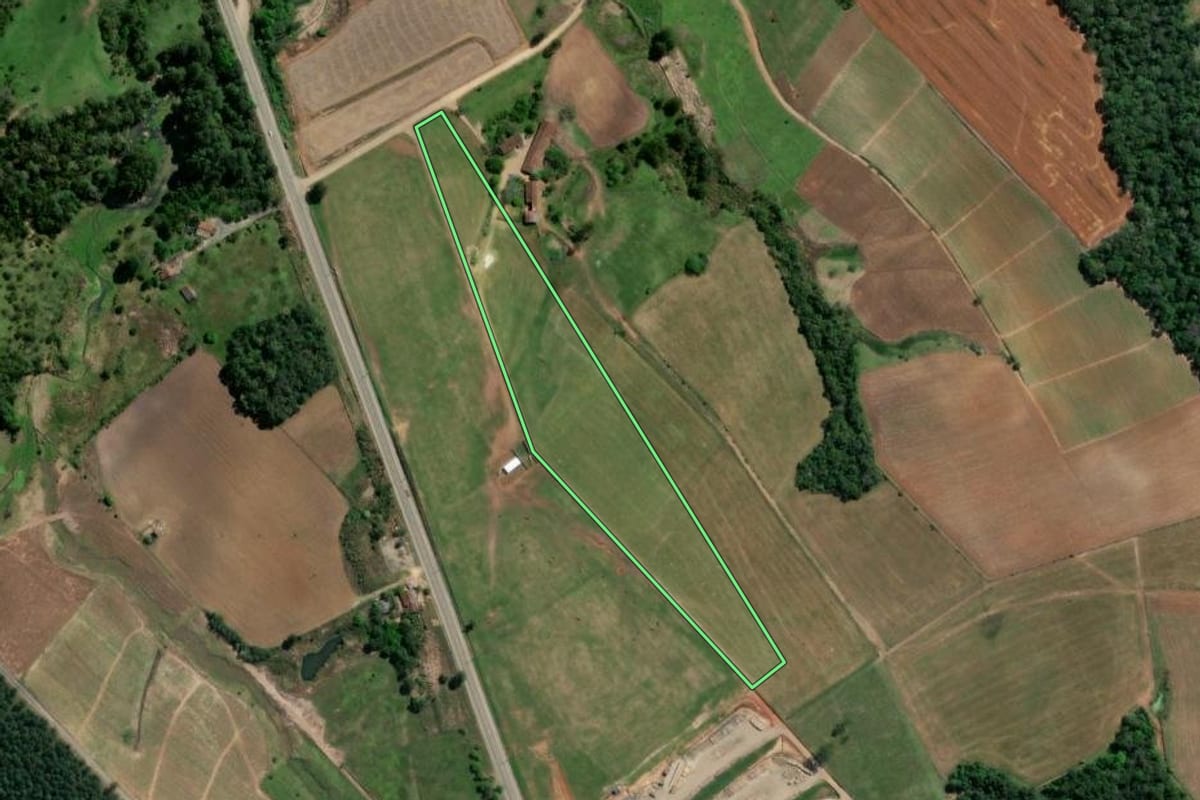 Imagem de satélite do imóvel rural em Taió (SC), com o contorno declarado no CAR desenhado por cima.