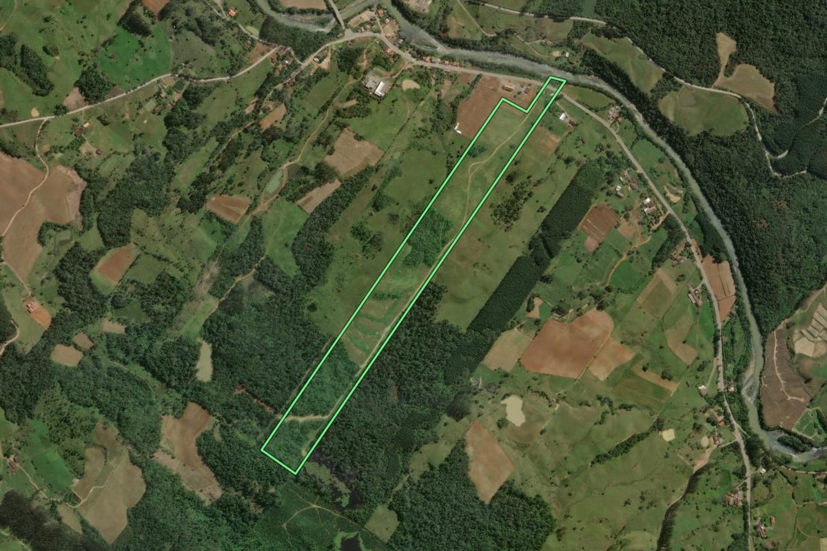 Imagem de satélite do imóvel rural em Taió (SC), com o contorno declarado no CAR desenhado por cima.