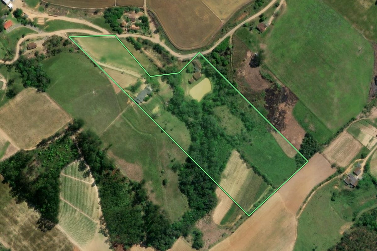 Imagem de satélite do imóvel rural em Taió (SC), com o contorno declarado no CAR desenhado por cima.