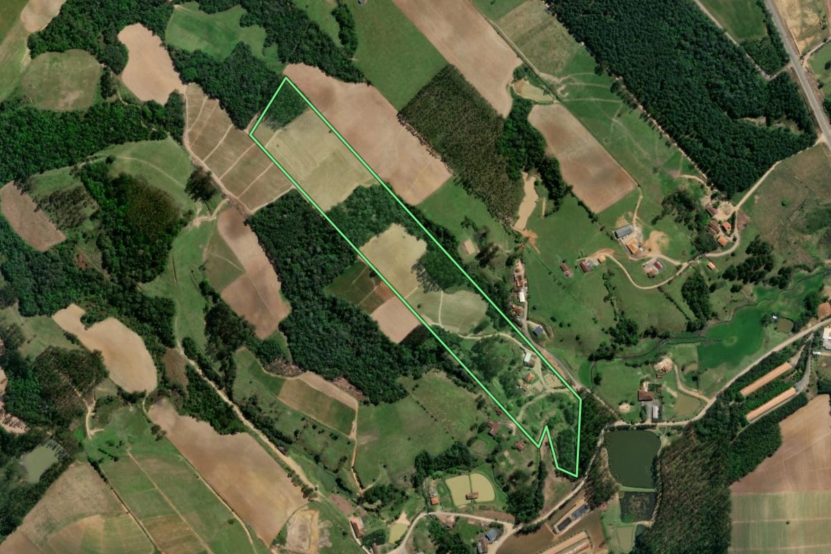 Imagem de satélite do imóvel rural em Taió (SC), com o contorno declarado no CAR desenhado por cima.
