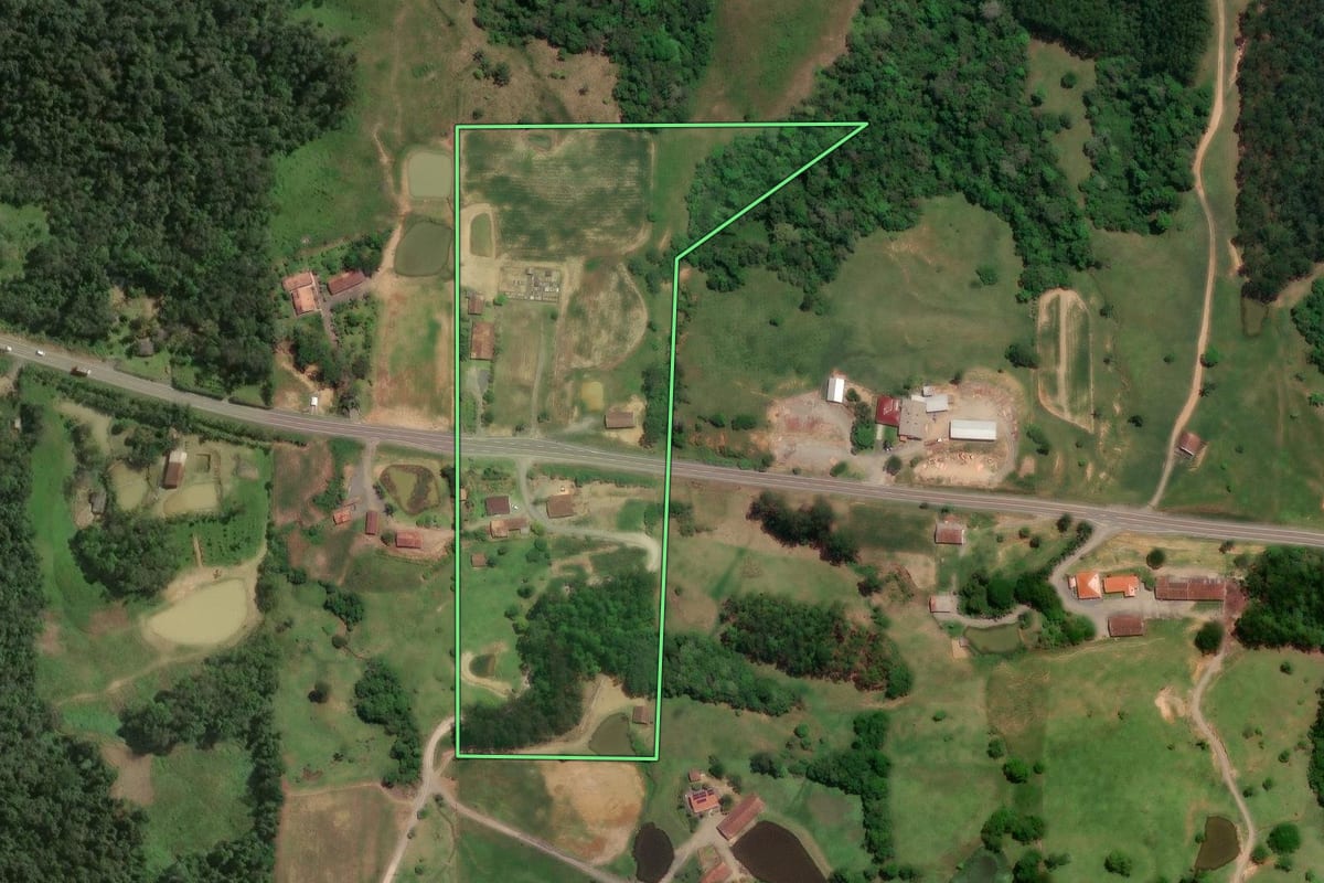Imagem de satélite do imóvel rural em Taió (SC), com o contorno declarado no CAR desenhado por cima.