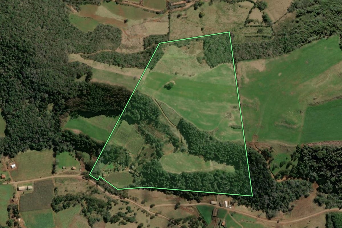 Imagem de satélite do imóvel rural em Tangará (SC), com o contorno declarado no CAR desenhado por cima.