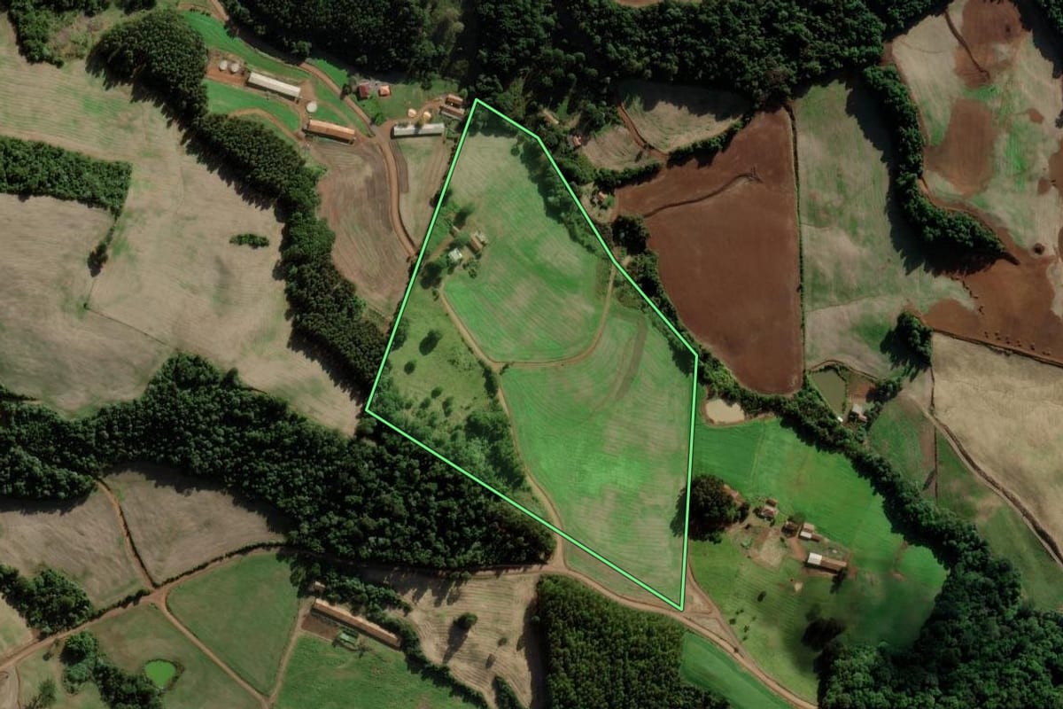 Imagem de satélite do imóvel rural em Tangará (SC), com o contorno declarado no CAR desenhado por cima.