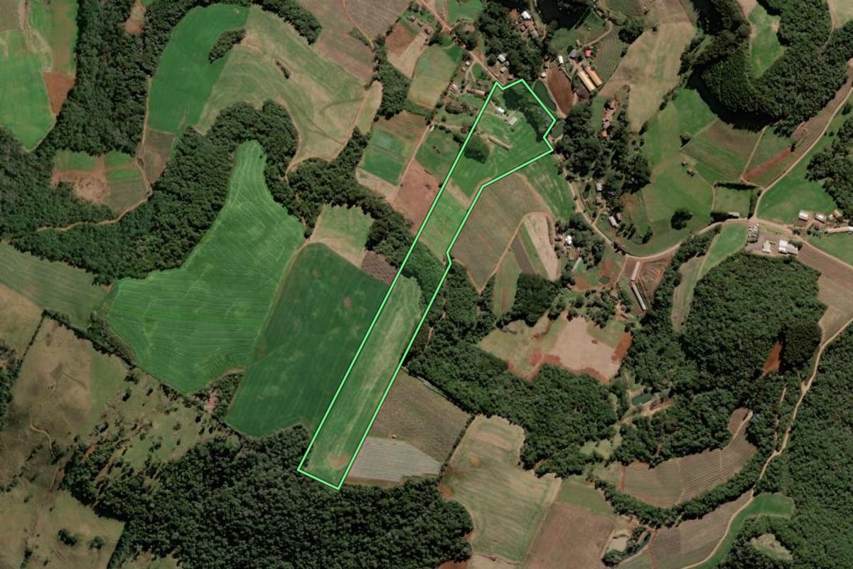Imagem de satélite do imóvel rural em Tangará (SC), com o contorno declarado no CAR desenhado por cima.