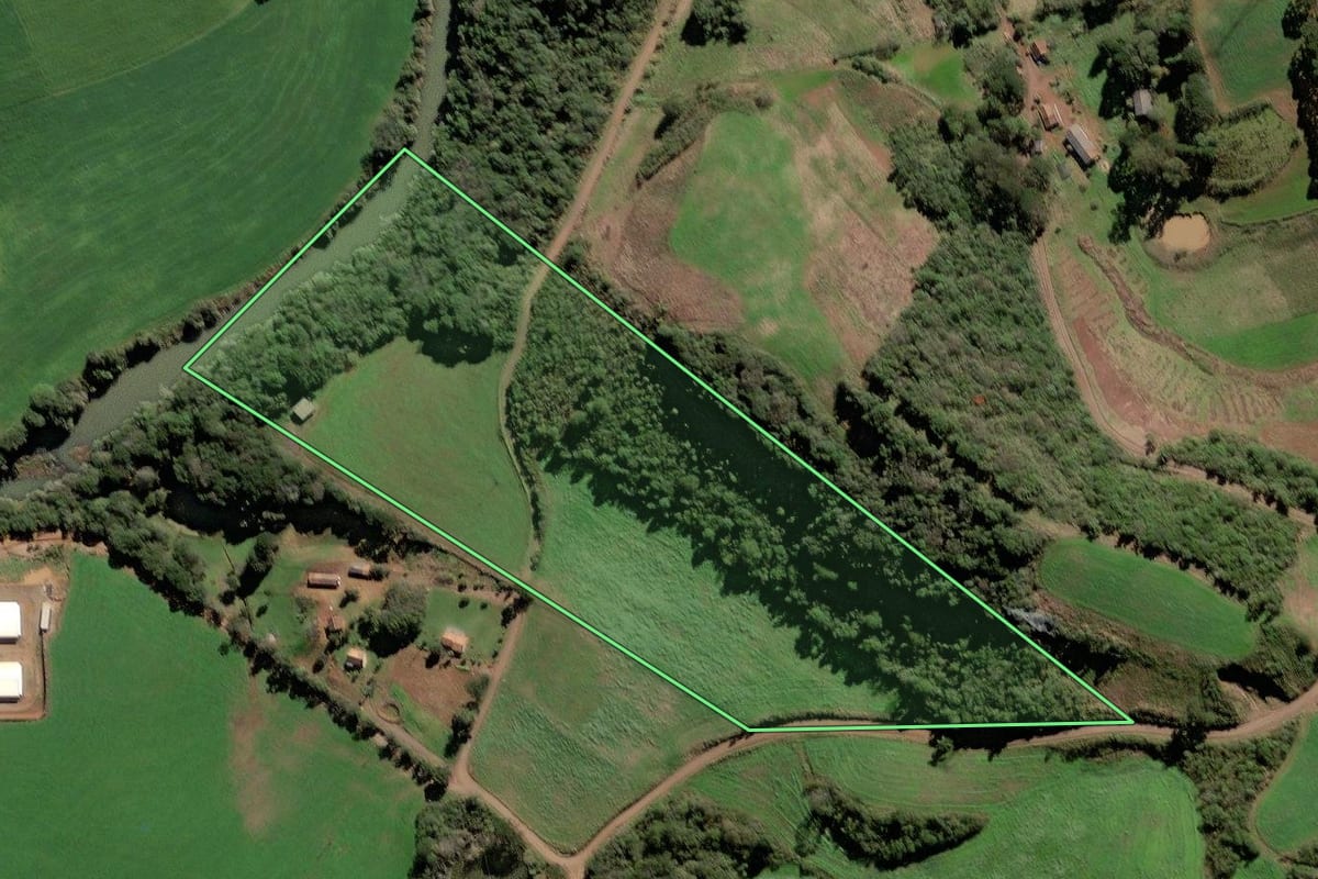 Imagem de satélite do imóvel rural em Tangará (SC), com o contorno declarado no CAR desenhado por cima.