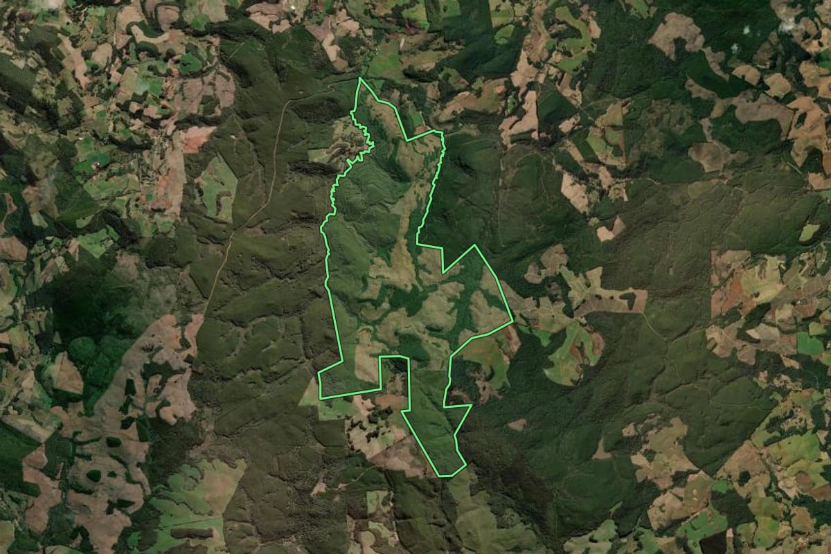 Imagem de satélite do imóvel rural em Tangará (SC), com o contorno declarado no CAR desenhado por cima.