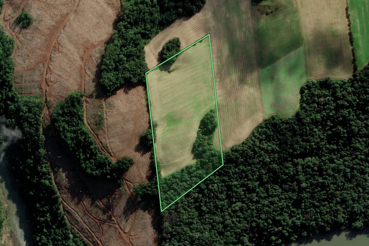 Imagem de satélite do imóvel rural em Tangará (SC), com o contorno declarado no CAR desenhado por cima.