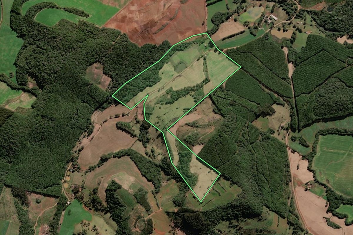 Imagem de satélite do imóvel rural em Tangará (SC), com o contorno declarado no CAR desenhado por cima.