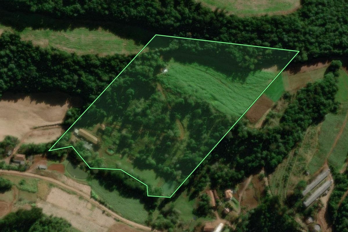 Imagem de satélite do imóvel rural em Tangará (SC), com o contorno declarado no CAR desenhado por cima.