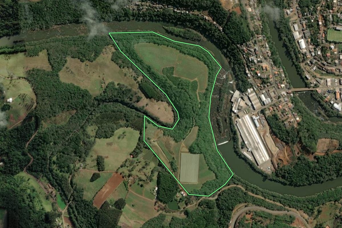 Imagem de satélite do imóvel rural em Tangará (SC), com o contorno declarado no CAR desenhado por cima.