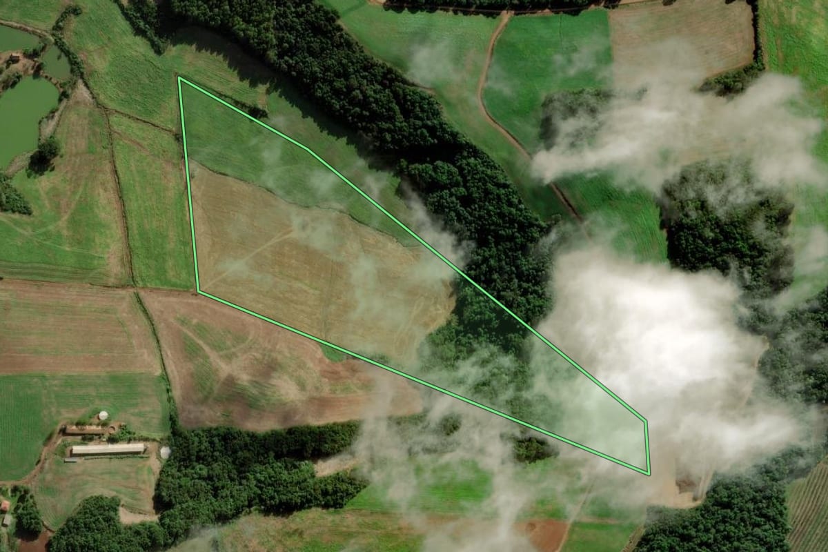 Imagem de satélite do imóvel rural em Tangará (SC), com o contorno declarado no CAR desenhado por cima.