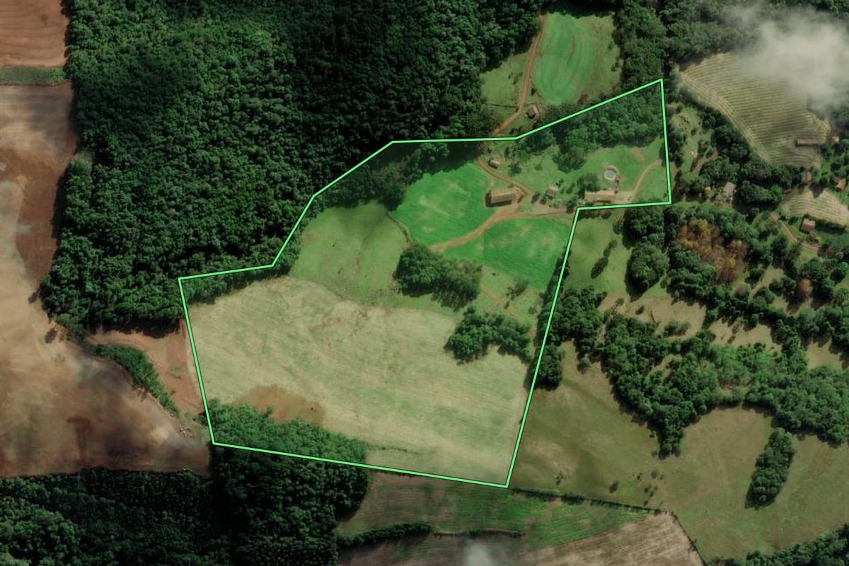 Imagem de satélite do imóvel rural em Tangará (SC), com o contorno declarado no CAR desenhado por cima.