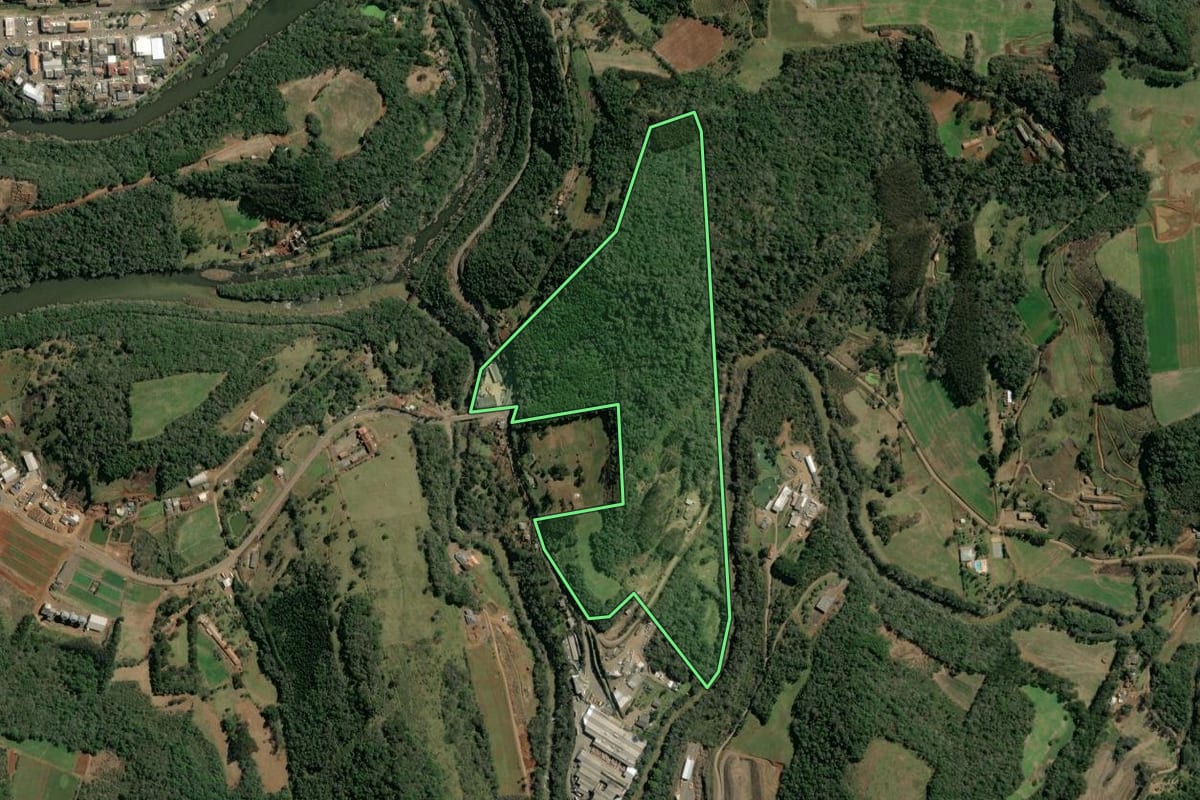 Imagem de satélite do imóvel rural em Tangará (SC), com o contorno declarado no CAR desenhado por cima.