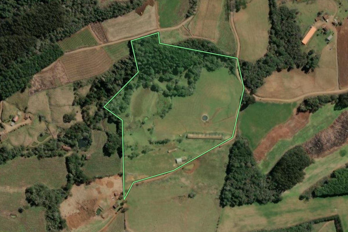 Imagem de satélite do imóvel rural em Tangará (SC), com o contorno declarado no CAR desenhado por cima.