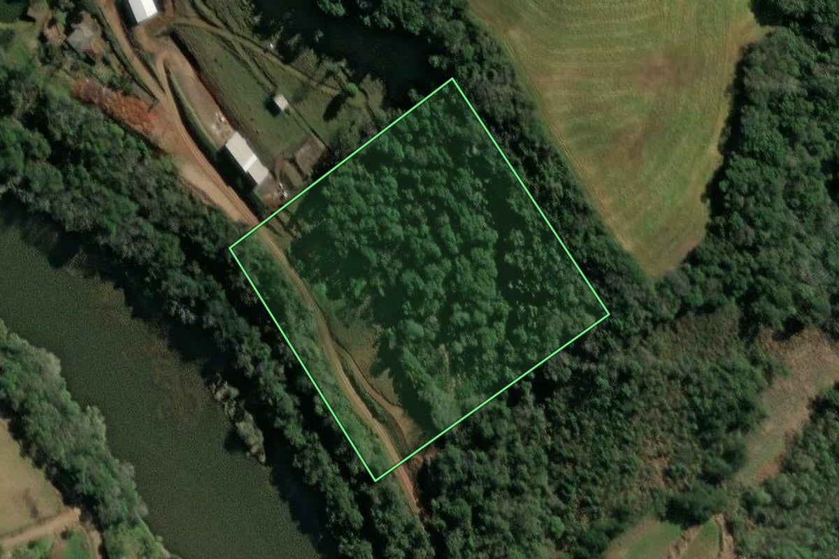 Imagem de satélite do imóvel rural em Tangará (SC), com o contorno declarado no CAR desenhado por cima.