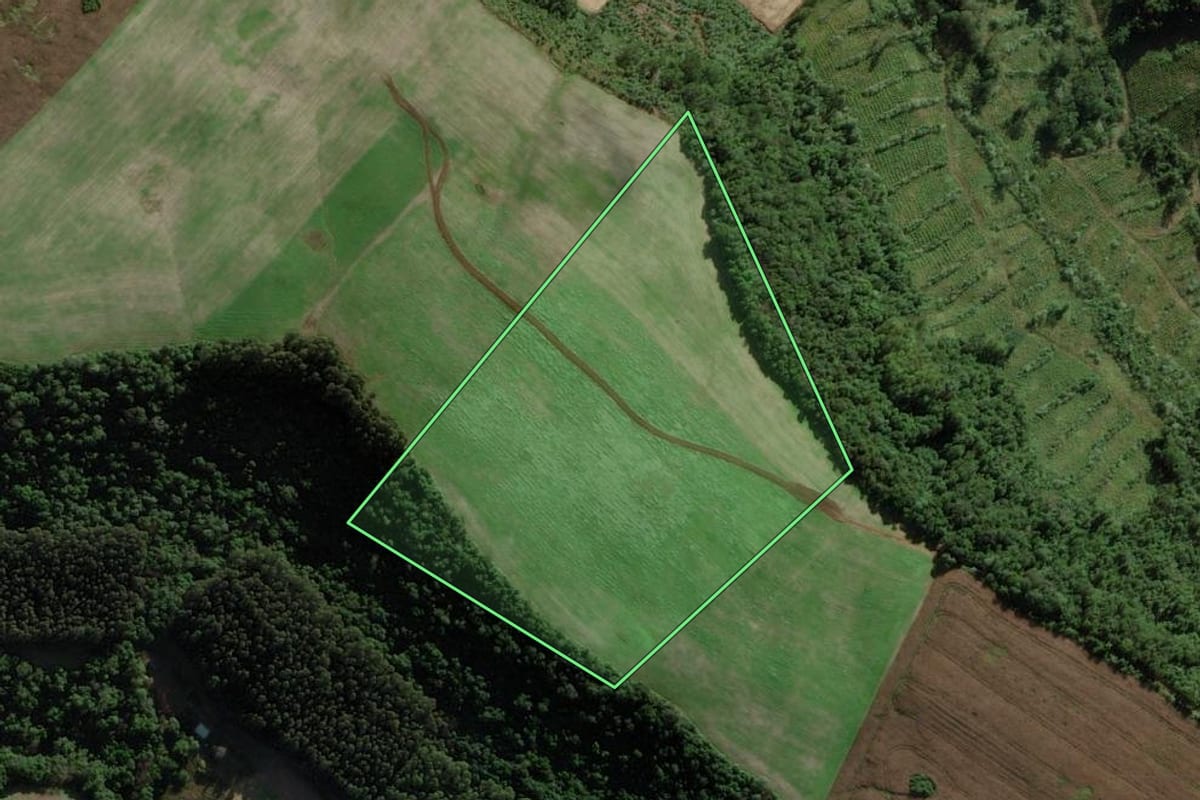 Imagem de satélite do imóvel rural em Tangará (SC), com o contorno declarado no CAR desenhado por cima.