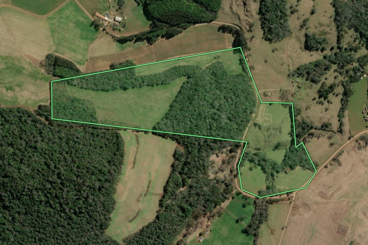 Imagem de satélite do imóvel rural em Tangará (SC), com o contorno declarado no CAR desenhado por cima.