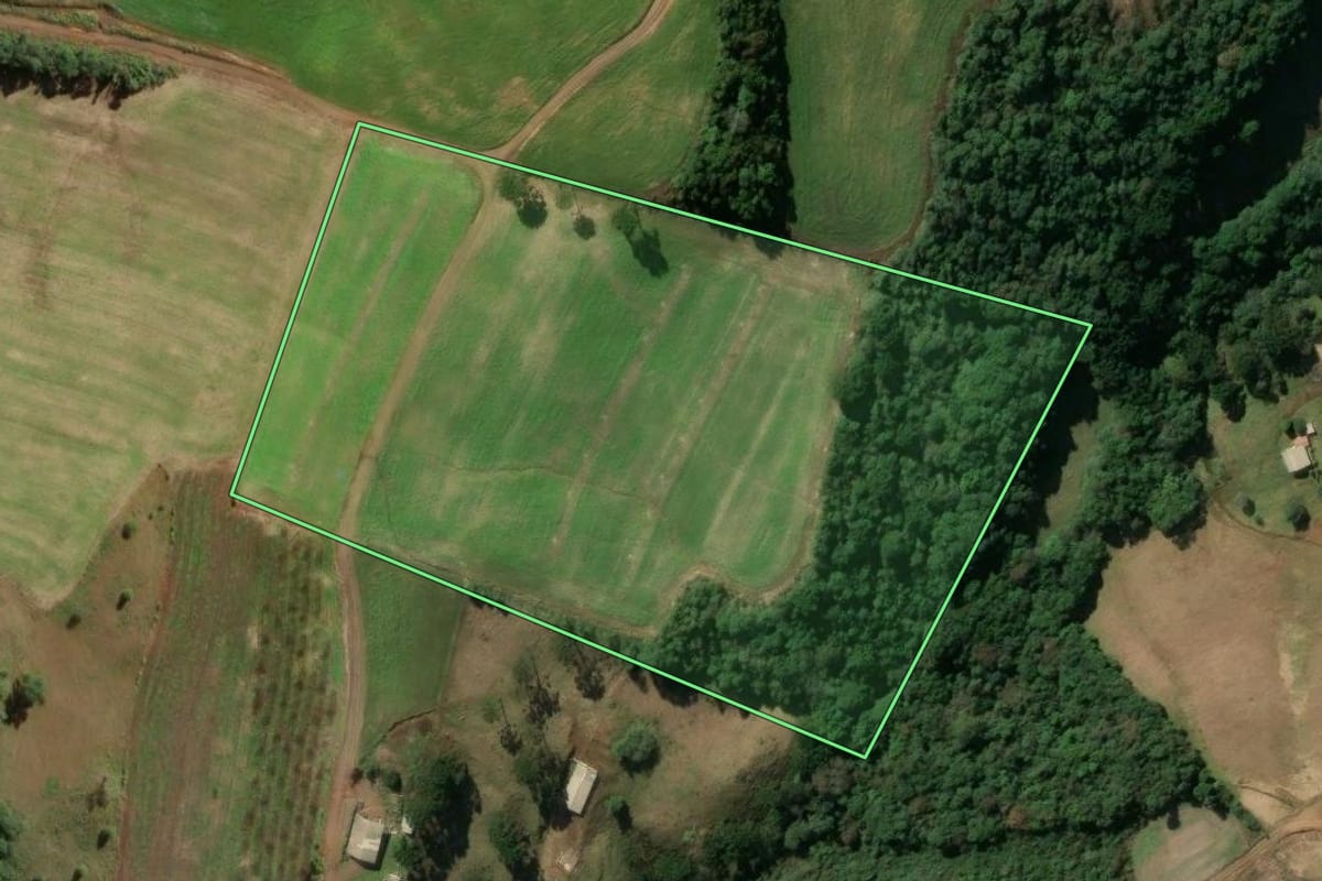 Imagem de satélite do imóvel rural em Tangará (SC), com o contorno declarado no CAR desenhado por cima.