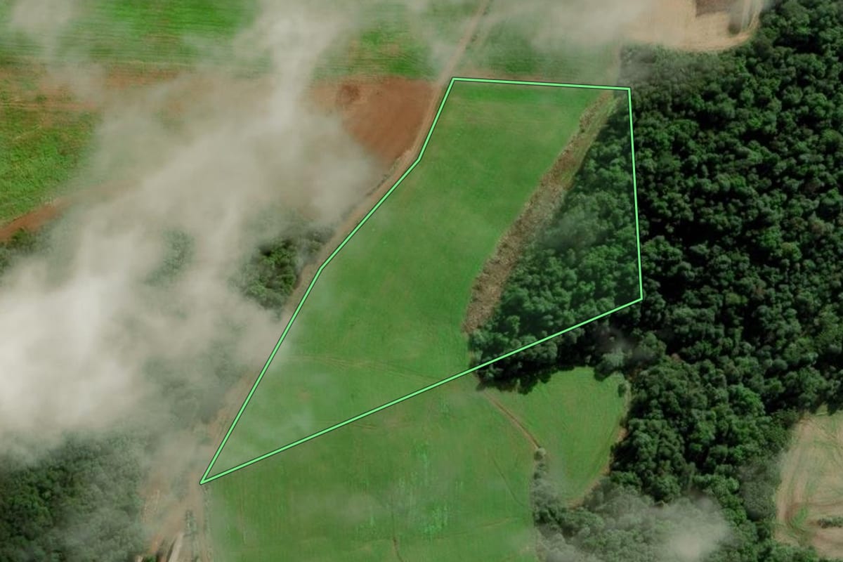 Imagem de satélite do imóvel rural em Tangará (SC), com o contorno declarado no CAR desenhado por cima.