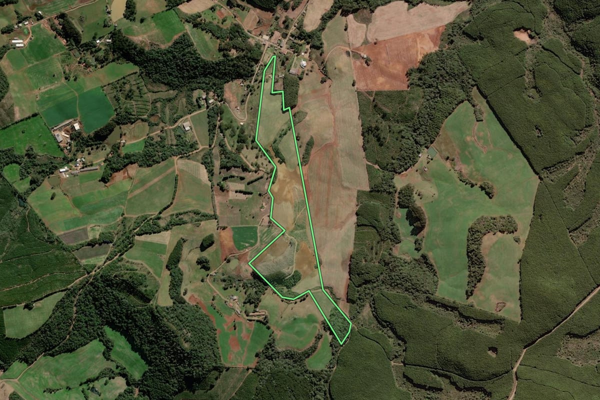 Imagem de satélite do imóvel rural em Tangará (SC), com o contorno declarado no CAR desenhado por cima.
