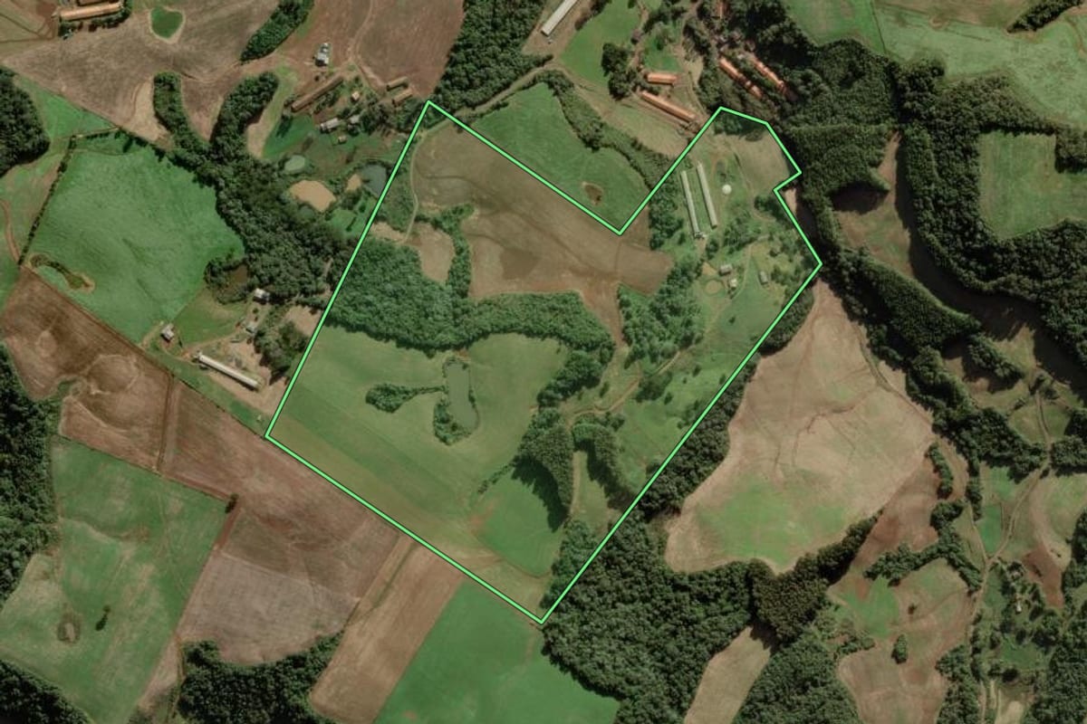 Imagem de satélite do imóvel rural em Tangará (SC), com o contorno declarado no CAR desenhado por cima.
