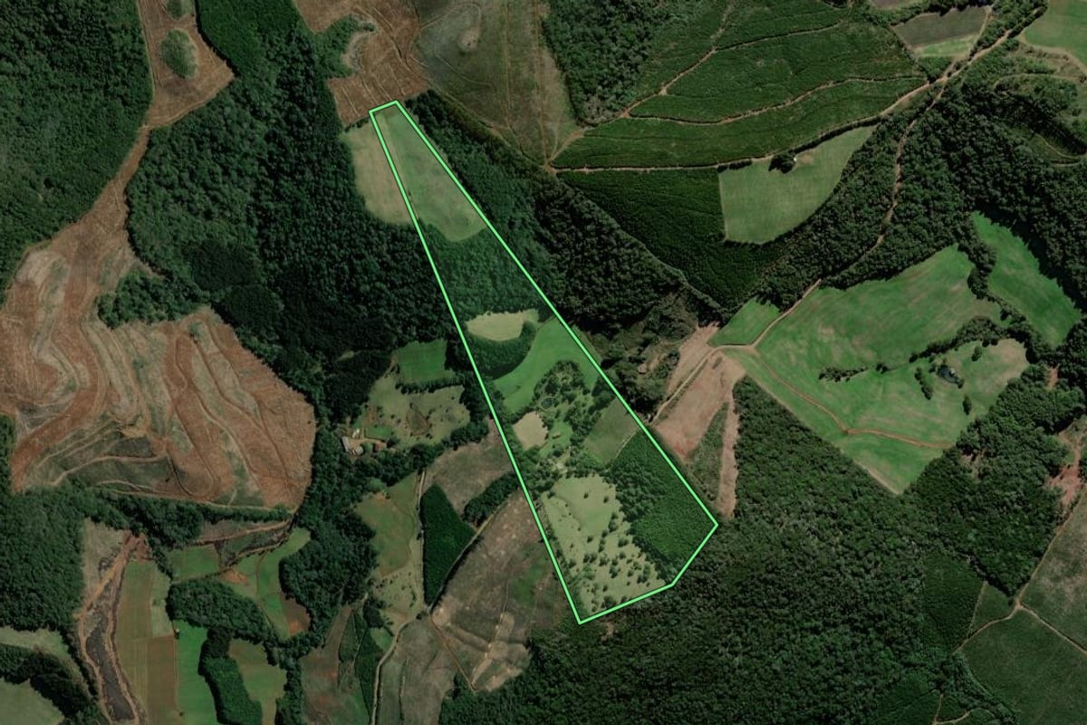 Imagem de satélite do imóvel rural em Tangará (SC), com o contorno declarado no CAR desenhado por cima.