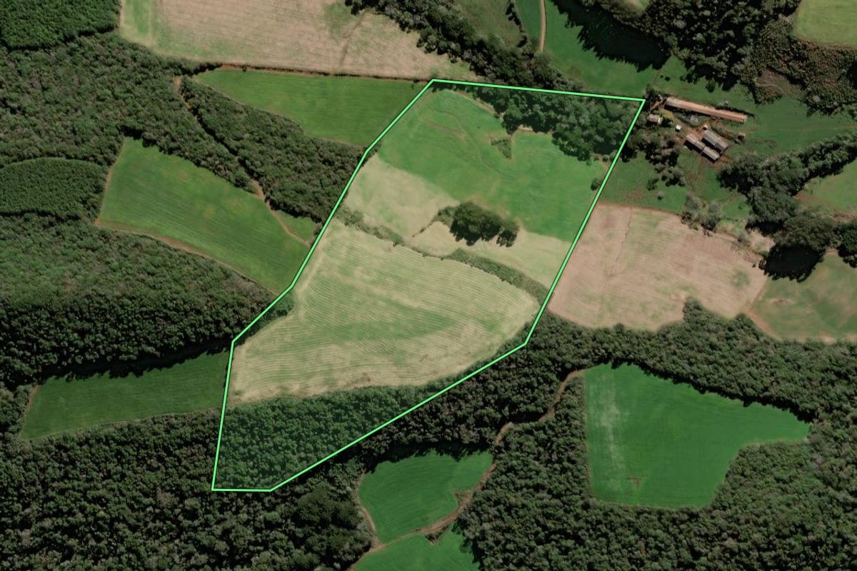 Imagem de satélite do imóvel rural em Tangará (SC), com o contorno declarado no CAR desenhado por cima.