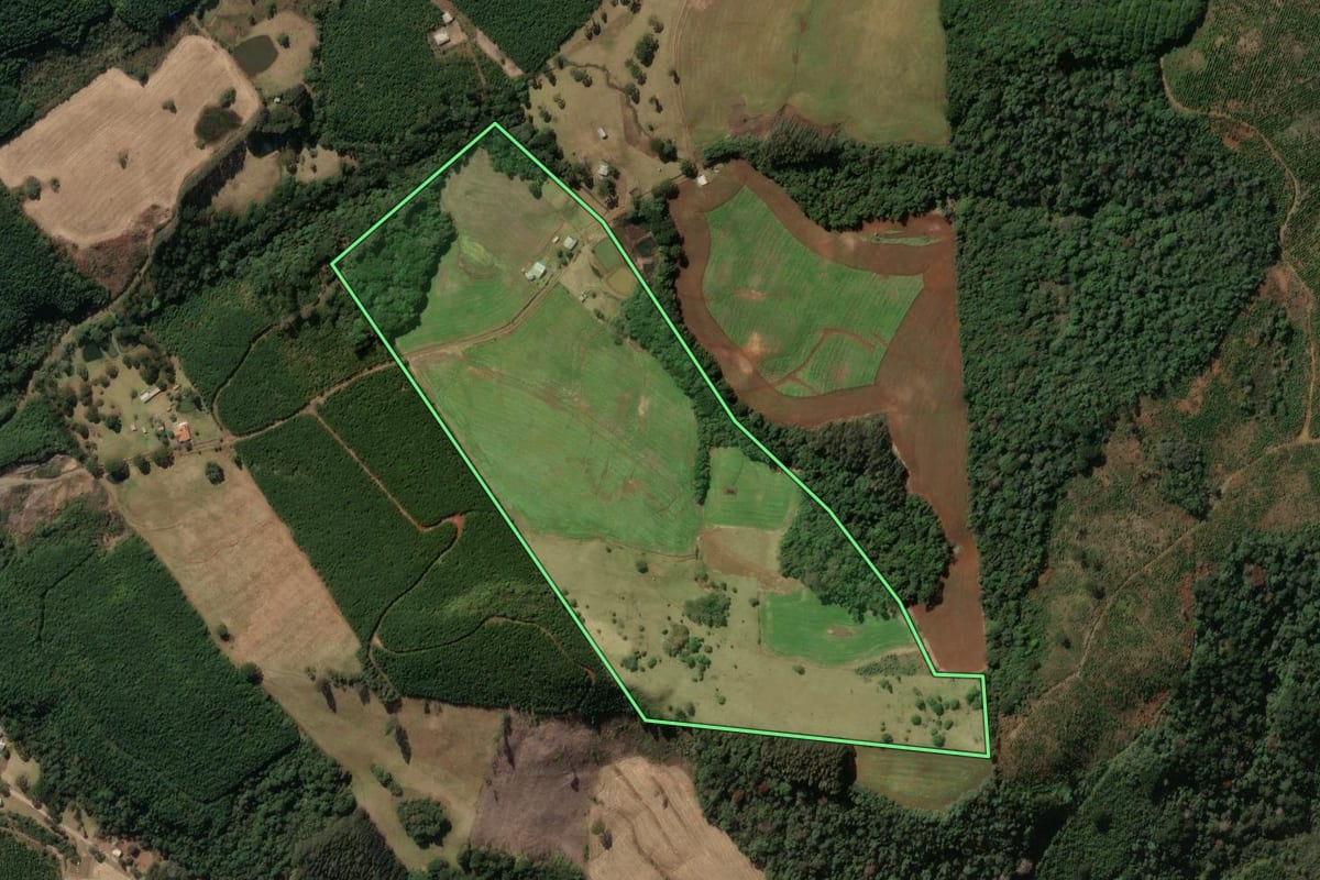Imagem de satélite do imóvel rural em Tangará (SC), com o contorno declarado no CAR desenhado por cima.