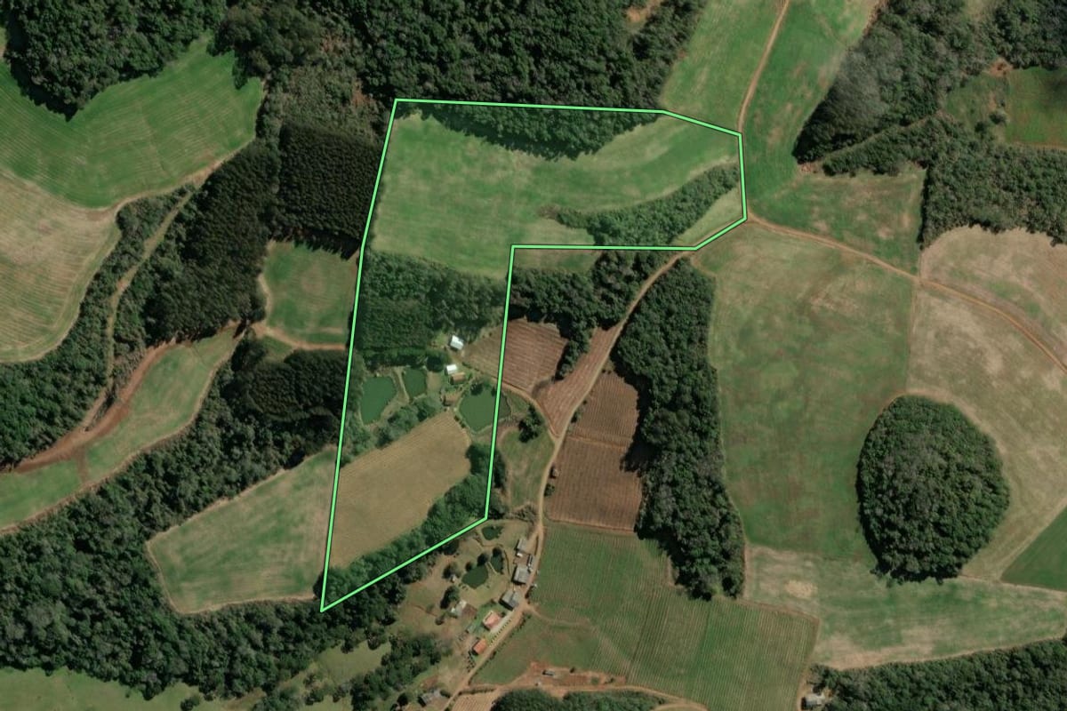 Imagem de satélite do imóvel rural em Tangará (SC), com o contorno declarado no CAR desenhado por cima.