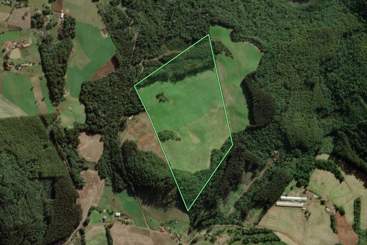 Imagem de satélite do imóvel rural em Tangará (SC), com o contorno declarado no CAR desenhado por cima.