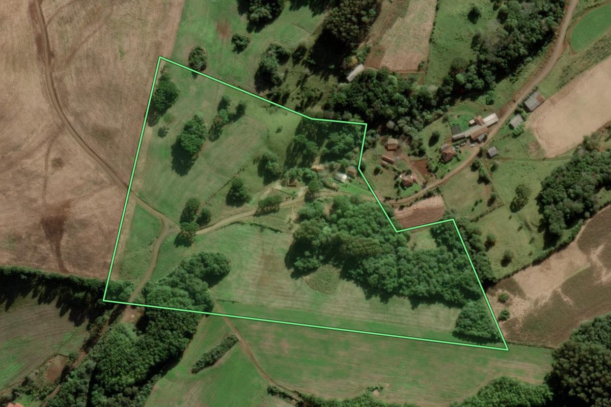 Imagem de satélite do imóvel rural em Tangará (SC), com o contorno declarado no CAR desenhado por cima.
