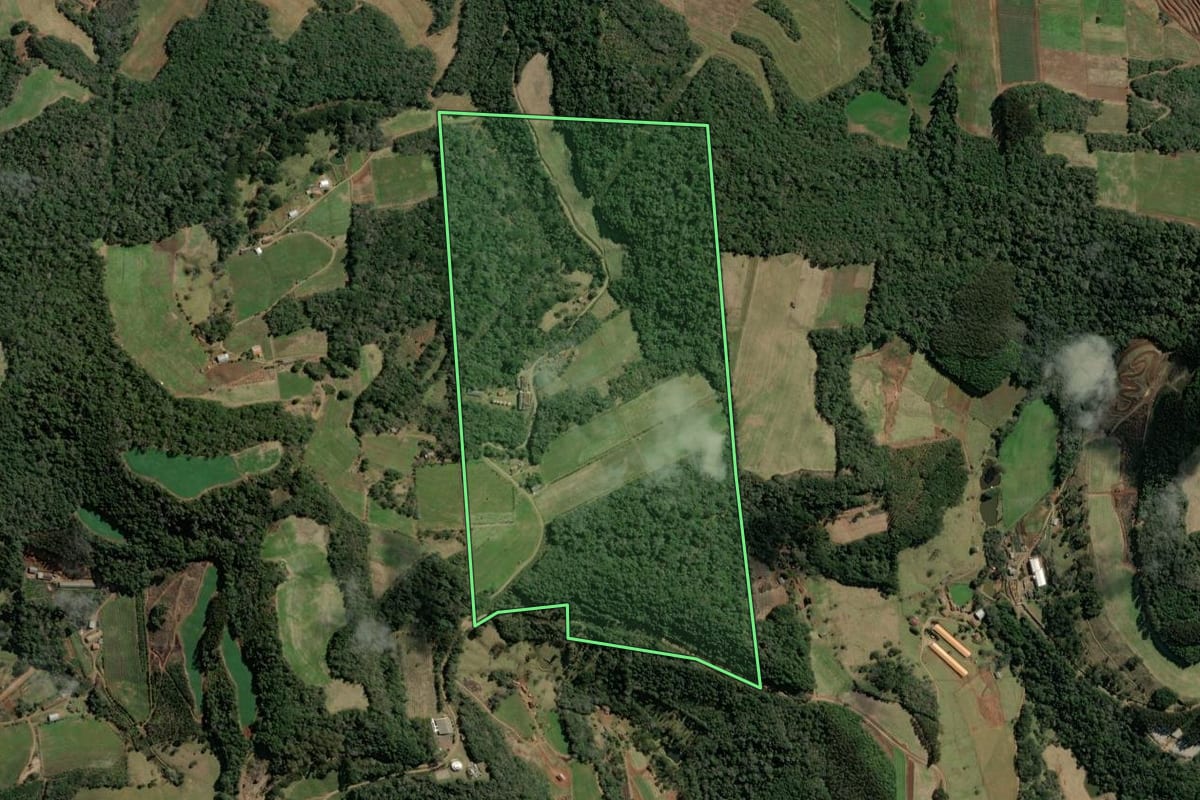 Imagem de satélite do imóvel rural em Tangará (SC), com o contorno declarado no CAR desenhado por cima.