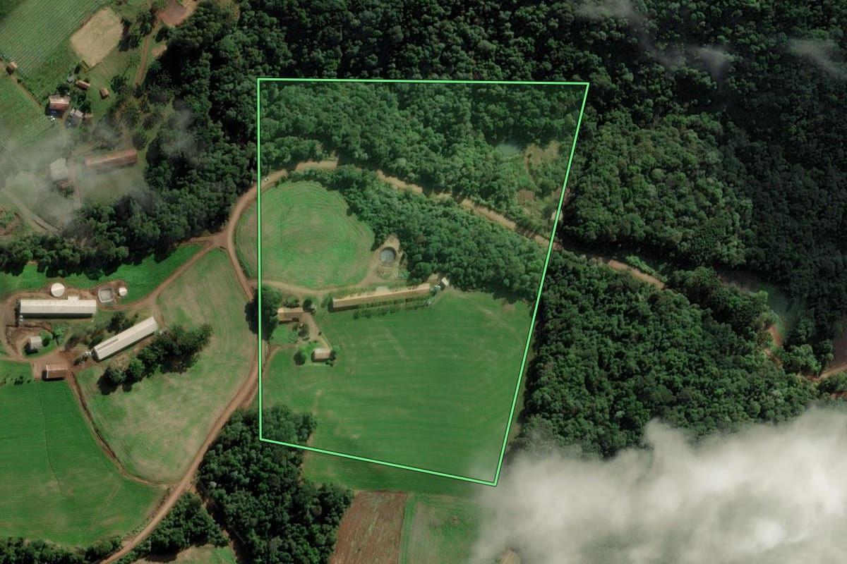 Imagem de satélite do imóvel rural em Tangará (SC), com o contorno declarado no CAR desenhado por cima.