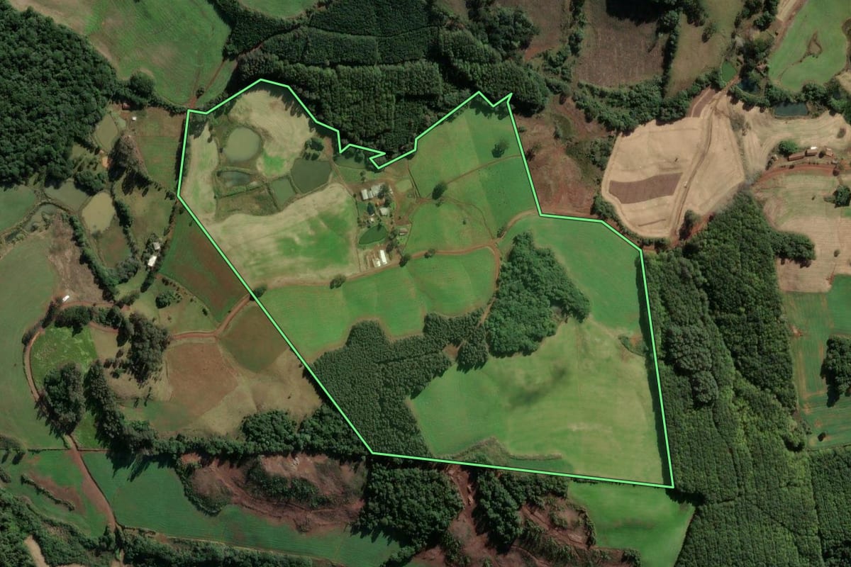 Imagem de satélite do imóvel rural em Tangará (SC), com o contorno declarado no CAR desenhado por cima.