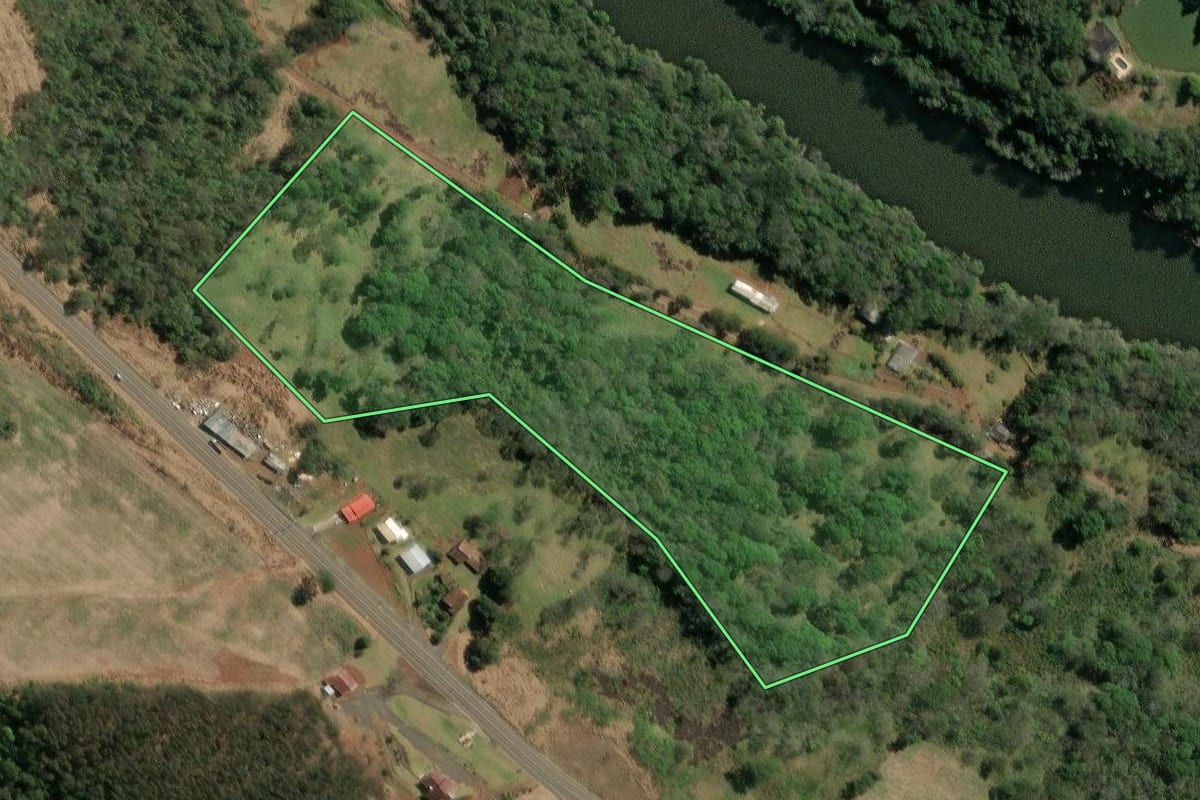 Imagem de satélite do imóvel rural em Tangará (SC), com o contorno declarado no CAR desenhado por cima.