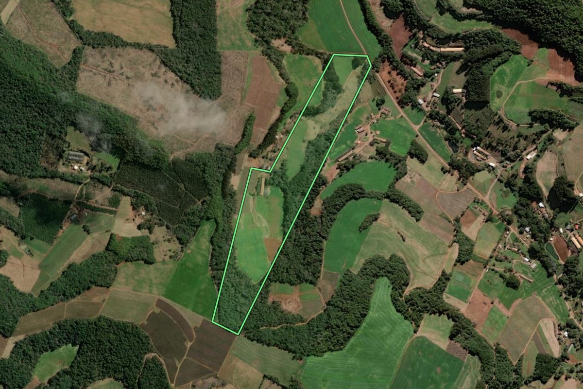Imagem de satélite do imóvel rural em Tangará (SC), com o contorno declarado no CAR desenhado por cima.