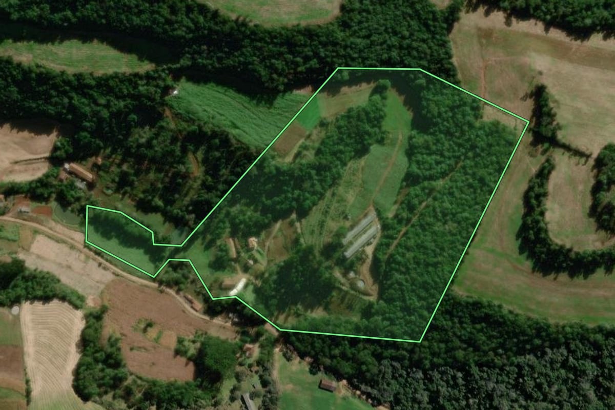 Imagem de satélite do imóvel rural em Tangará (SC), com o contorno declarado no CAR desenhado por cima.