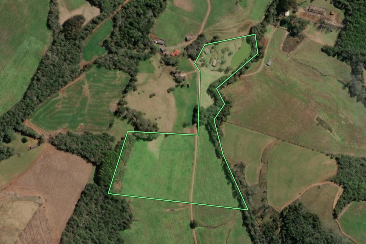 Imagem de satélite do imóvel rural em Tangará (SC), com o contorno declarado no CAR desenhado por cima.