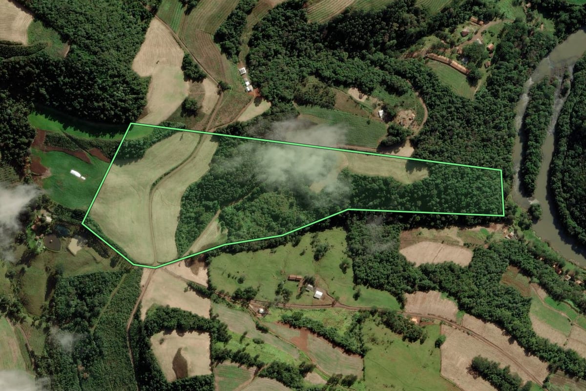 Imagem de satélite do imóvel rural em Tangará (SC), com o contorno declarado no CAR desenhado por cima.