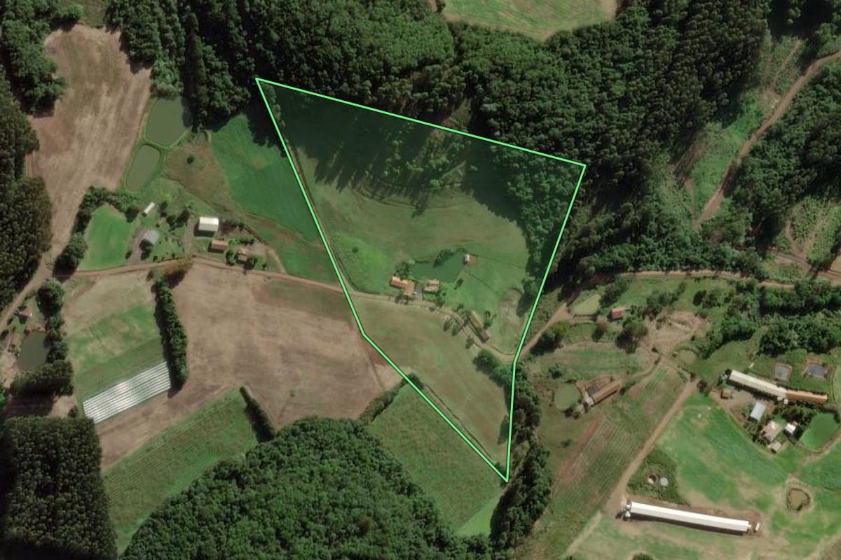 Imagem de satélite do imóvel rural em Tangará (SC), com o contorno declarado no CAR desenhado por cima.