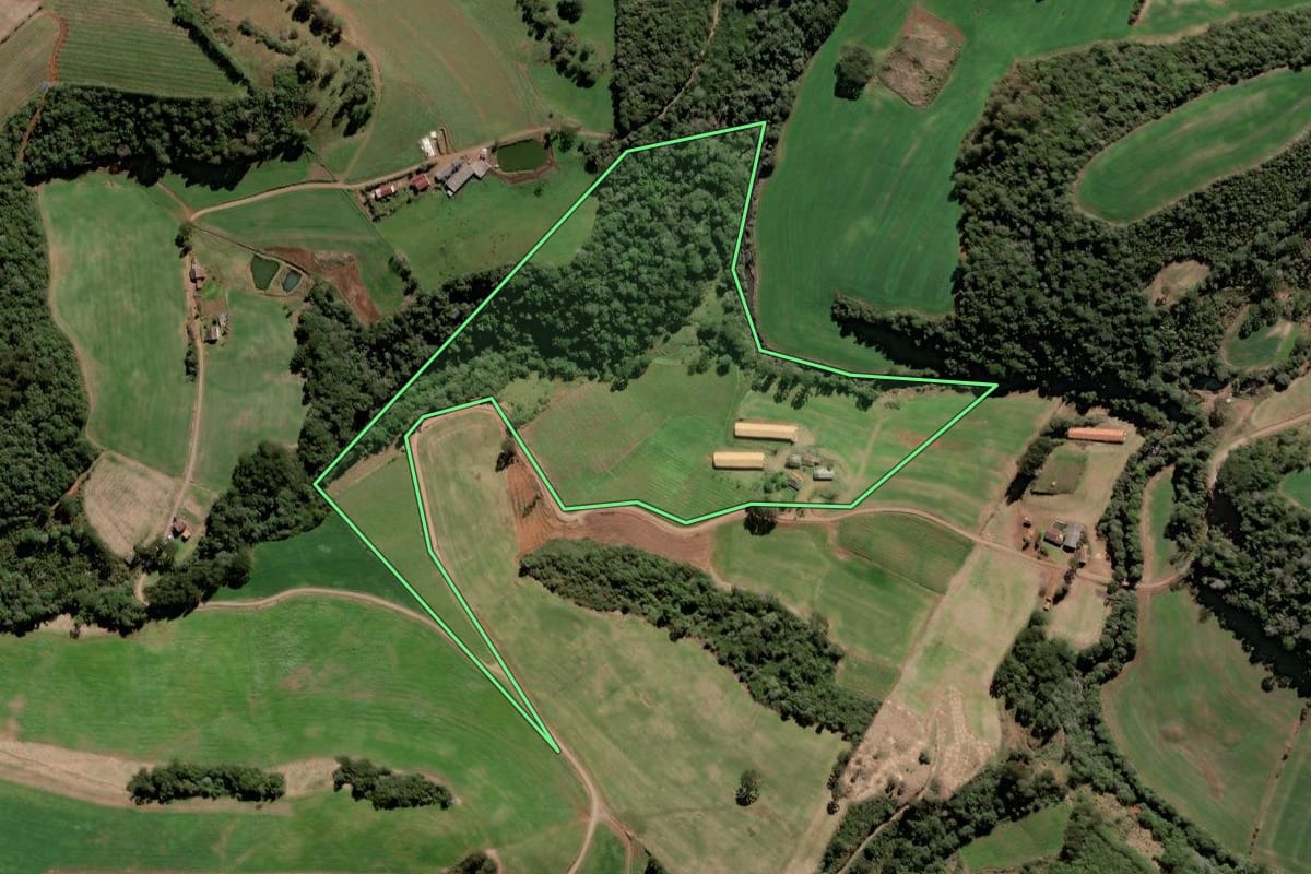 Imagem de satélite do imóvel rural em Tangará (SC), com o contorno declarado no CAR desenhado por cima.