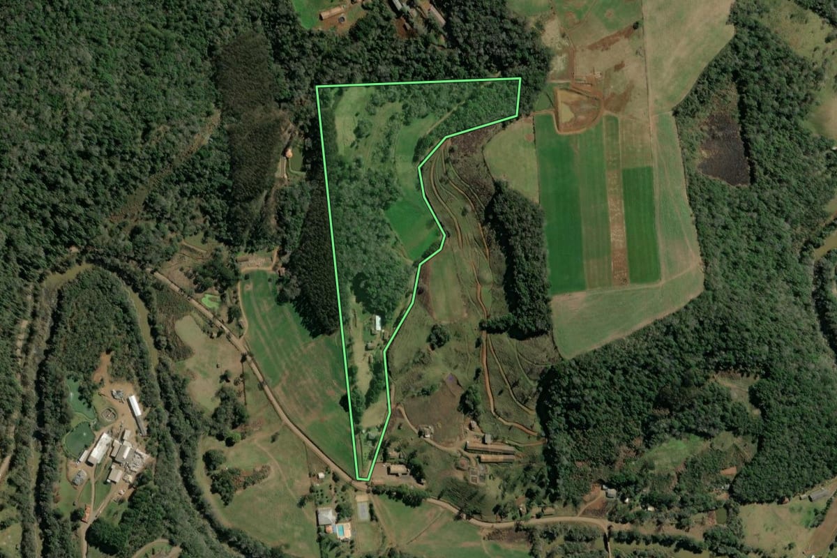 Imagem de satélite do imóvel rural em Tangará (SC), com o contorno declarado no CAR desenhado por cima.