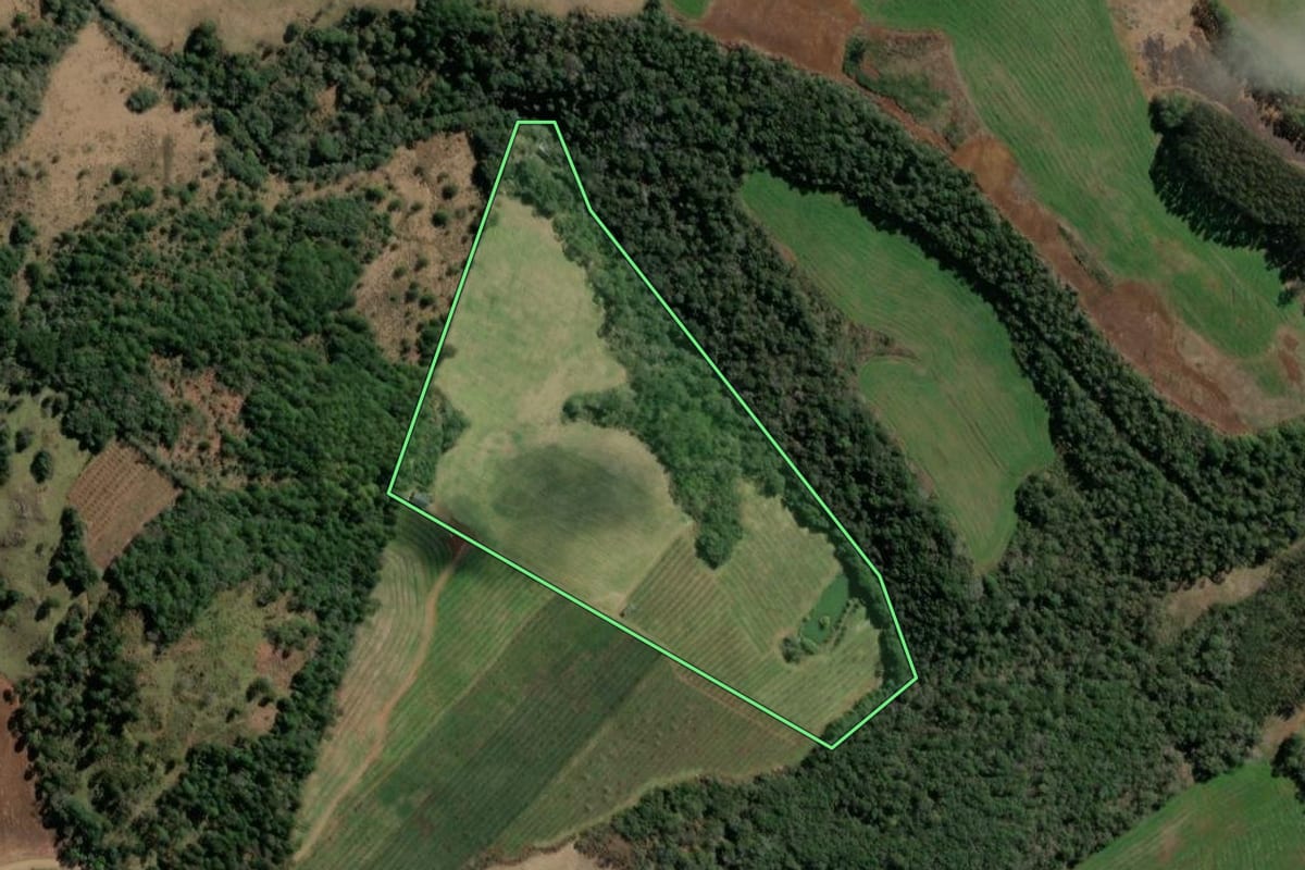 Imagem de satélite do imóvel rural em Tangará (SC), com o contorno declarado no CAR desenhado por cima.