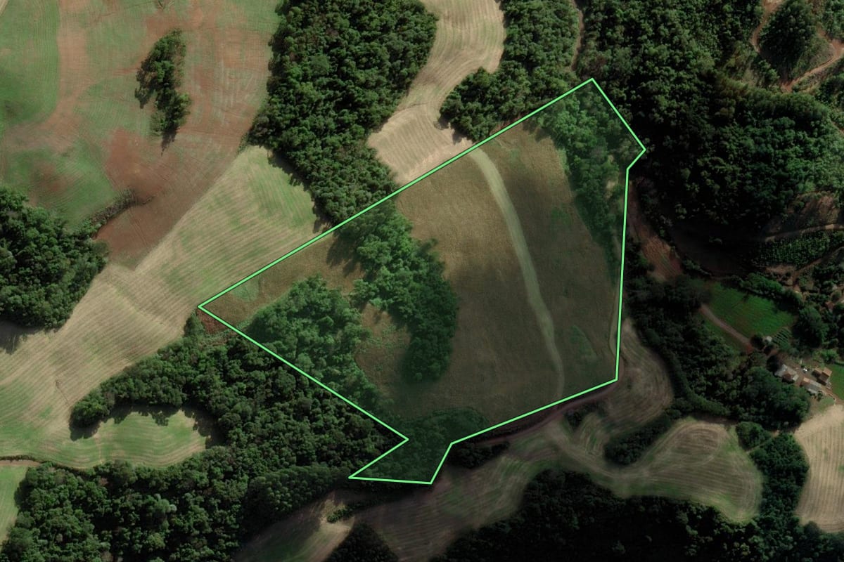 Imagem de satélite do imóvel rural em Tangará (SC), com o contorno declarado no CAR desenhado por cima.