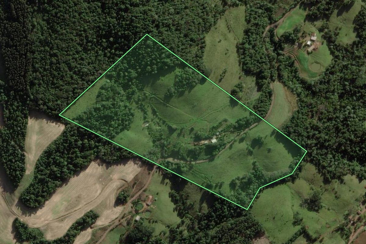 Imagem de satélite do imóvel rural em Tangará (SC), com o contorno declarado no CAR desenhado por cima.