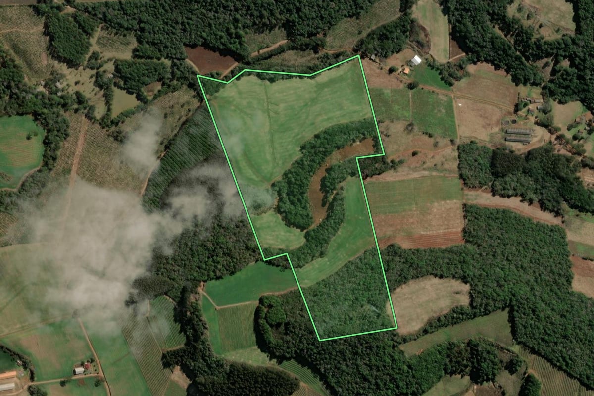 Imagem de satélite do imóvel rural em Tangará (SC), com o contorno declarado no CAR desenhado por cima.
