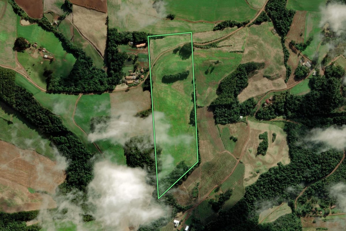 Imagem de satélite do imóvel rural em Tangará (SC), com o contorno declarado no CAR desenhado por cima.