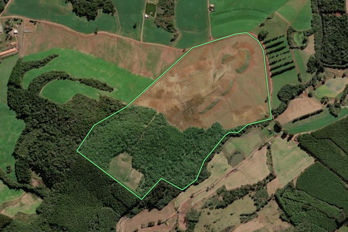 Imagem de satélite do imóvel rural em Tangará (SC), com o contorno declarado no CAR desenhado por cima.