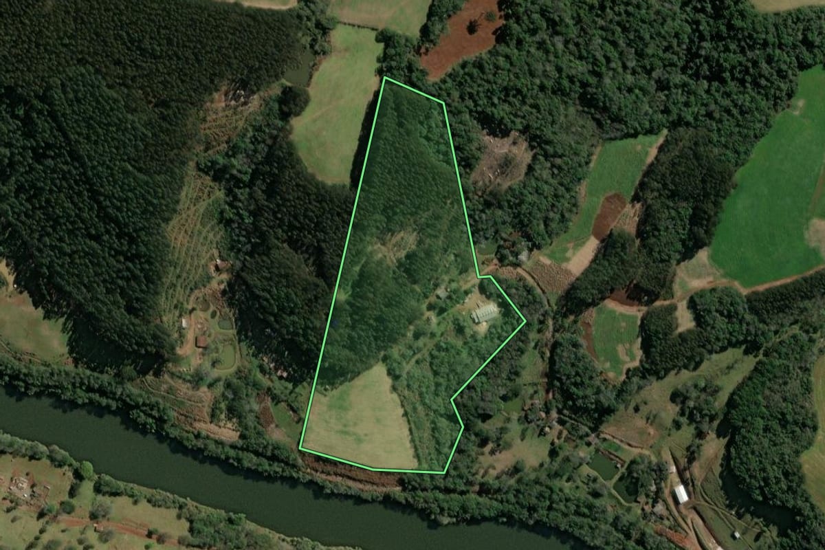 Imagem de satélite do imóvel rural em Tangará (SC), com o contorno declarado no CAR desenhado por cima.